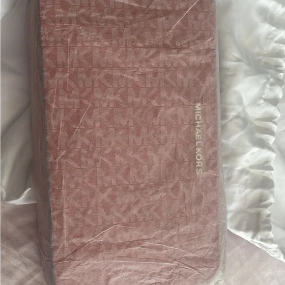 New Michael Kors small bag. I have even open the wrapping papers. - Picture 3 of 8